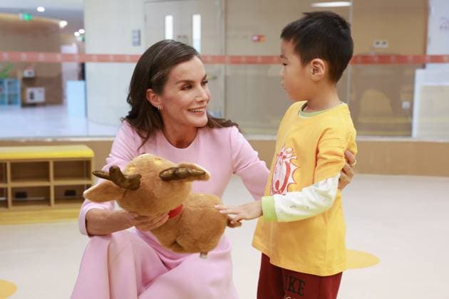 12-11-2025 Queen Letizia with Peng Liyuan during the statevisit in Beijing, China. Â  Copyright: xPPEx