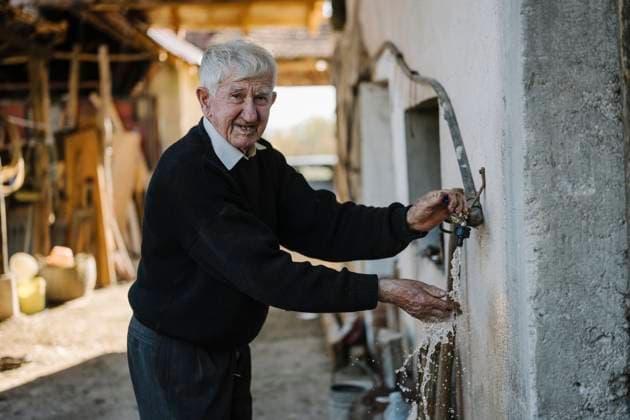 Elderly man using outdoor tap for water Malo Laole, Brani?evo District, Serbia CR_NEST251110-1888643-01 ,model released, Symbolfoto