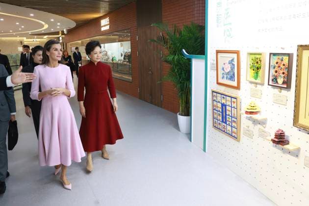 12-11-2025 Queen Letizia with Peng Liyuan during the statevisit in Beijing, China. Â  Copyright: xPPEx