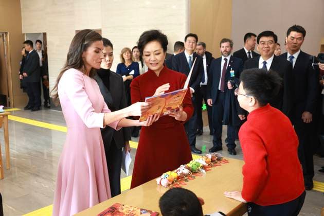 12-11-2025 Queen Letizia with Peng Liyuan during the statevisit in Beijing, China. Â  Copyright: xPPEx