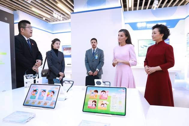 12-11-2025 Queen Letizia with Peng Liyuan during the statevisit in Beijing, China. Â  Copyright: xPPEx