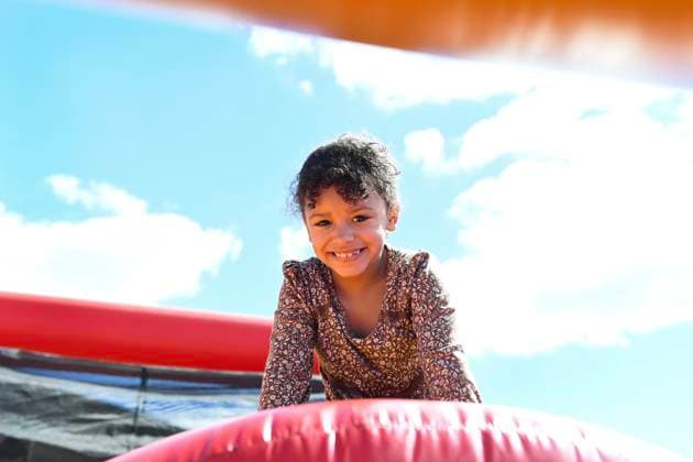 Up where the sky meets the giggles ? childhood in full color. Inverness, Florida, United States CR_YWQX251110-1871504-01 ,model released, Symbolfoto