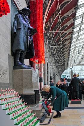 . 11 11 2025. London, United Kingdom. Queen Camilla at Paddington train station in London as part of the Great Western Railway Poppies to Paddington event to mark Armistice Day.  xPoolx xi-Imagesx IIM-26369-0005