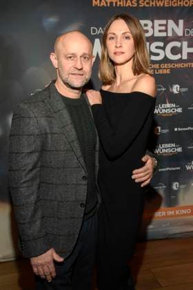 abb Jürgen Vogel Juergen and Natalia Belitski as guests on the red carpet at the Berlin premiere of the movie DAS LEBEN DER WÜNSCHE WUENSCHE at UCI East Side Gallery Berlin, on 11 11 2025 in Berlin Berlin Germany