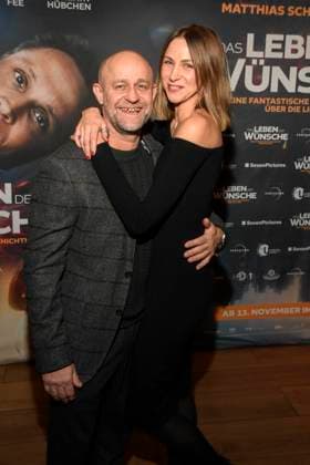 abb Jürgen Vogel Juergen and Natalia Belitski as guests on the red carpet at the Berlin premiere of the movie DAS LEBEN DER WÜNSCHE WUENSCHE at UCI East Side Gallery Berlin, on 11 11 2025 in Berlin Berlin Germany