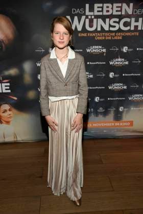 abb Luise Landau on the red carpet at the Berlin premiere of the movie DAS LEBEN DER WÜNSCHE WUENSCHE at UCI East Side Gallery Berlin, on 11 11 2025 in Berlin Berlin Germany
