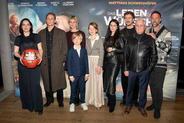abb Verena Altenberger, Matthias Schweighöfer, Luise Heyer, Anton Landau, Luise Landau, Ruby O Fee, Jan Krauter, Henry Hübchen Juebchen and Dan Maag Schweighoefer and Ruby O Fee as guests on the red carpet at the Berlin premiere of the movie DAS LEBEN DER WÜNSCHE WUENSCHE at UCI East Side Gallery Berlin, on 11 11 2025 in Berlin Berlin Germany