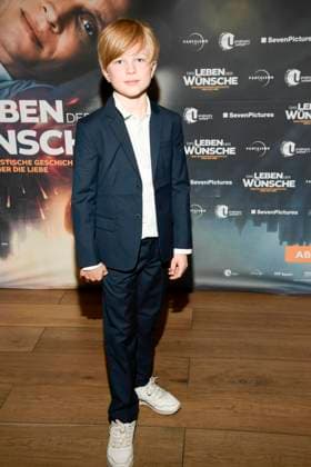 abb Anton Landau on the red carpet at the Berlin premiere of the movie DAS LEBEN DER WÜNSCHE WUENSCHE at UCI East Side Gallery Berlin, on 11 11 2025 in Berlin Berlin Germany