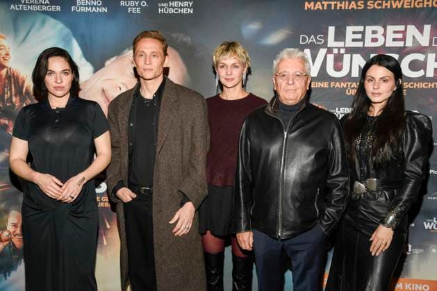 abb Verena Altenberger, Matthias Schweighöfer, Schweighoefer Henry Hübchen Huebchen and Ruby O Fee as guests on the red carpet at the Berlin premiere of the movie DAS LEBEN DER WÜNSCHE WUENSCHE at UCI East Side Gallery Berlin, on 11 11 2025 in Berlin Berlin Germany