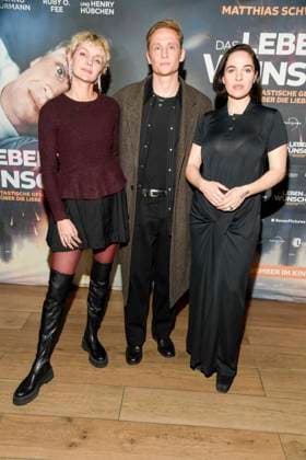 abb Luise Heyer, Matthias Schweighöfer Schweighoefer and Verena Altenberger on the red carpet at the Berlin premiere of the movie DAS LEBEN DER WÜNSCHE WUENSCHE at UCI East Side Gallery Berlin, on 11 11 2025 in Berlin Berlin Germany