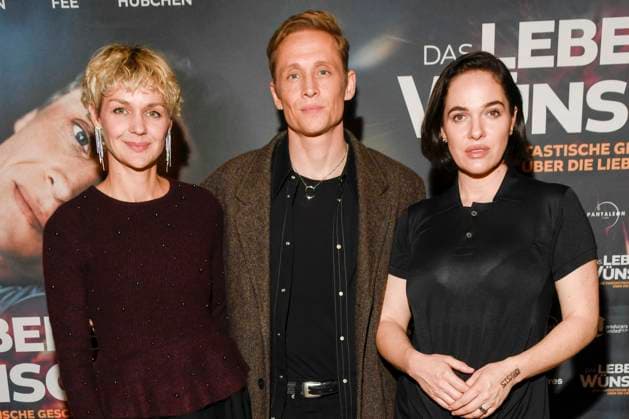 abb Luise Heyer, Matthias Schweighöfer Schweighoefer and Verena Altenberger on the red carpet at the Berlin premiere of the movie DAS LEBEN DER WÜNSCHE WUENSCHE at UCI East Side Gallery Berlin, on 11 11 2025 in Berlin Berlin Germany
