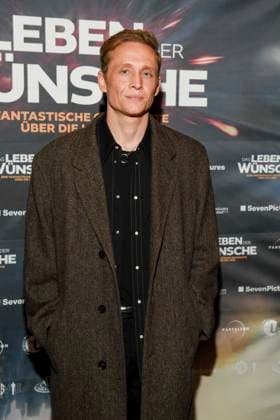 abb Matthias Schweighöfer Schweighöfer as a guest on the red carpet at the Berlin premiere of the movie DAS LEBEN DER WÜNSCHE WUENSCHE at UCI East Side Gallery Berlin, on 11 11 2025 in Berlin Berlin Germany