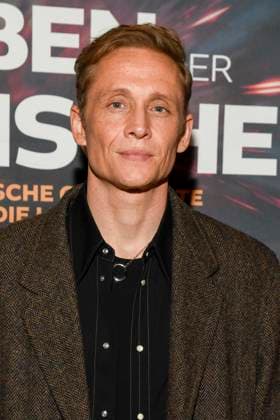abb Matthias Schweighöfer Schweighöfer as a guest on the red carpet at the Berlin premiere of the movie DAS LEBEN DER WÜNSCHE WUENSCHE at UCI East Side Gallery Berlin, on 11 11 2025 in Berlin Berlin Germany