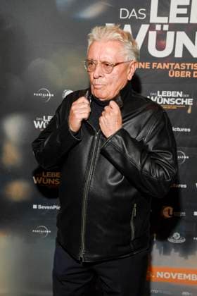 abb Henry Hübchen Huebchen as a guest on the red carpet at the Berlin premiere of the movie DAS LEBEN DER WÜNSCHE WUENSCHE at UCI East Side Gallery Berlin, on 11 11 2025 in Berlin Berlin Germany
