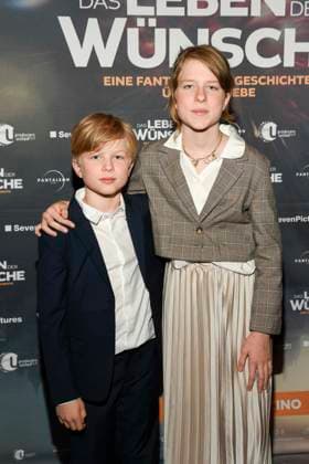 abb Anton Landau and Luise Landau on the red carpet at the Berlin premiere of the movie DAS LEBEN DER WÜNSCHE WUENSCHE at UCI East Side Gallery Berlin, on 11 11 2025 in Berlin Berlin Germany