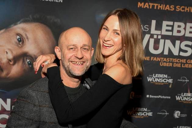 Entertainment Bilder des Tages abb- Jürgen Vogel Juergen und Natalia Belitski zu Gast auf dem roten Teppich bei der Berlin Premiere des Kinofilms DAS LEBEN DER WÜNSCHE WUENSCHE im UCI East Side Gallery Berlin, am 11.11.2025 in Berlin Berlin Deutschland *** abb Jürgen Vogel Juergen and Natalia Belitski as guests on the red carpet at the Berlin premiere of the movie DAS LEBEN DER WÜNSCHE WUENSCHE at UCI East Side Gallery Berlin, on 11 11 2025 in Berlin Berlin Germany