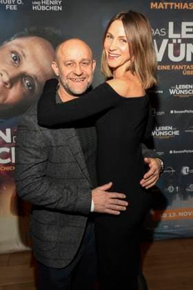 abb Jürgen Vogel Juergen and Natalia Belitski as guests on the red carpet at the Berlin premiere of the movie DAS LEBEN DER WÜNSCHE WUENSCHE at UCI East Side Gallery Berlin, on 11 11 2025 in Berlin Berlin Germany