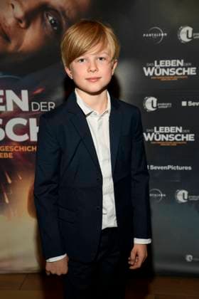 abb Anton Landau on the red carpet at the Berlin premiere of the movie DAS LEBEN DER WÜNSCHE WUENSCHE at UCI East Side Gallery Berlin, on 11 11 2025 in Berlin Berlin Germany