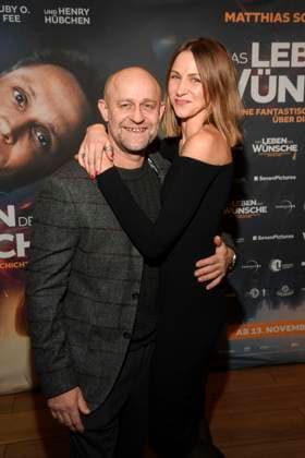 abb Jürgen Vogel Juergen and Natalia Belitski as guests on the red carpet at the Berlin premiere of the movie DAS LEBEN DER WÜNSCHE WUENSCHE at UCI East Side Gallery Berlin, on 11 11 2025 in Berlin Berlin Germany