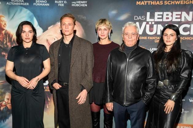 abb Verena Altenberger, Matthias Schweighöfer, Schweighoefer Henry Hübchen Huebchen and Ruby O Fee as guests on the red carpet at the Berlin premiere of the movie DAS LEBEN DER WÜNSCHE WUENSCHE at UCI East Side Gallery Berlin, on 11 11 2025 in Berlin Berlin Germany