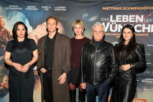 abb Verena Altenberger, Matthias Schweighöfer, Schweighoefer Henry Hübchen Huebchen and Ruby O Fee as guests on the red carpet at the Berlin premiere of the movie DAS LEBEN DER WÜNSCHE WUENSCHE at UCI East Side Gallery Berlin, on 11 11 2025 in Berlin Berlin Germany