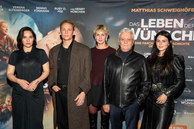 abb Verena Altenberger, Matthias Schweighöfer, Schweighoefer Henry Hübchen Huebchen and Ruby O Fee as guests on the red carpet at the Berlin premiere of the movie DAS LEBEN DER WÜNSCHE WUENSCHE at UCI East Side Gallery Berlin, on 11 11 2025 in Berlin Berlin Germany
