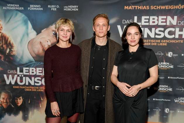 abb Luise Heyer, Matthias Schweighöfer Schweighoefer and Verena Altenberger on the red carpet at the Berlin premiere of the movie DAS LEBEN DER WÜNSCHE WUENSCHE at UCI East Side Gallery Berlin, on 11 11 2025 in Berlin Berlin Germany