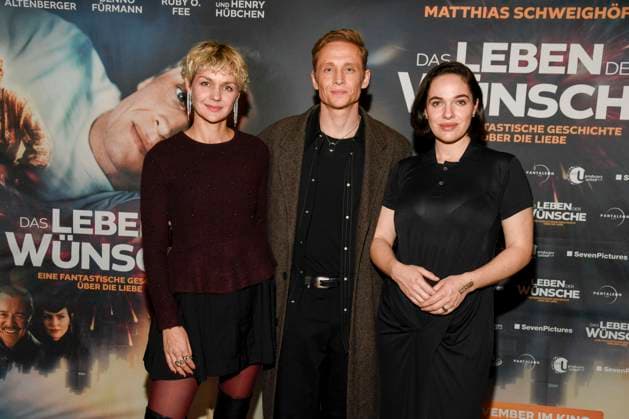 abb Luise Heyer, Matthias Schweighöfer Schweighoefer and Verena Altenberger on the red carpet at the Berlin premiere of the movie DAS LEBEN DER WÜNSCHE WUENSCHE at UCI East Side Gallery Berlin, on 11 11 2025 in Berlin Berlin Germany