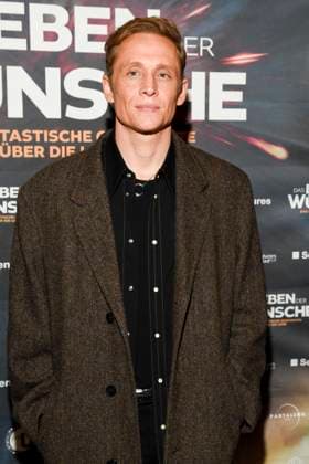 abb- Matthias Schweighöfer Schweighöfer zu Gast auf dem roten Teppich bei der Berlin Premiere des Kinofilms DAS LEBEN DER WÜNSCHE WUENSCHE im UCI East Side Gallery Berlin, am 11.11.2025 in Berlin Berlin Deutschland