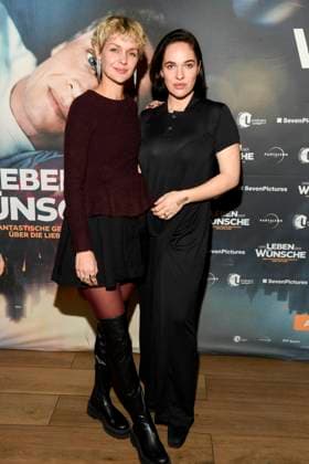 abb Luise Heyer and Verena Altenberger on the red carpet at the Berlin premiere of the movie DAS LEBEN DER WÜNSCHE WUENSCHE at UCI East Side Gallery Berlin, on 11 11 2025 in Berlin Berlin Germany