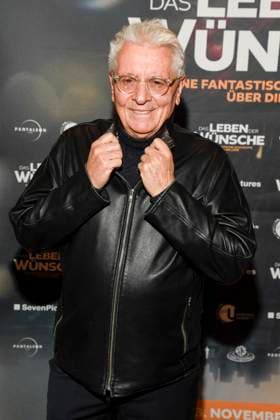 abb Henry Hübchen Huebchen as a guest on the red carpet at the Berlin premiere of the movie DAS LEBEN DER WÜNSCHE WUENSCHE at UCI East Side Gallery Berlin, on 11 11 2025 in Berlin Berlin Germany