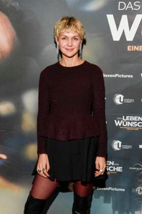 abb Luise Heyer as a guest on the red carpet at the Berlin premiere of the movie DAS LEBEN DER WÜNSCHE WUENSCHE at UCI East Side Gallery Berlin, on 11 11 2025 in Berlin Berlin Germany
