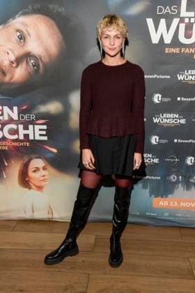 abb Luise Heyer as a guest on the red carpet at the Berlin premiere of the movie DAS LEBEN DER WÜNSCHE WUENSCHE at UCI East Side Gallery Berlin, on 11 11 2025 in Berlin Berlin Germany