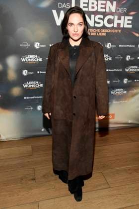 abb Verena Altenberger on the red carpet at the Berlin premiere of the movie DAS LEBEN DER WÜNSCHE WUENSCHE at UCI East Side Gallery Berlin, on 11 11 2025 in Berlin Berlin Germany
