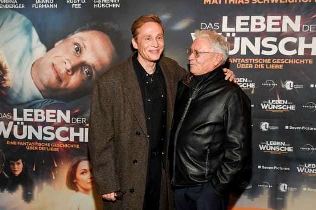 abb Matthias Schweighöfer Schweighoefer and Henry Hübchen Huebchen as guests on the red carpet at the Berlin premiere of the movie DAS LEBEN DER WÜNSCHE WUENSCHE at UCI East Side Gallery Berlin, on 11 11 2025 in Berlin Berlin Germany