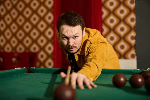 Man focused on taking a shot during a game of billiards at a retro bar Saint Petersburg, Saint Petersburg, Russia R_KNCD2511109F-1894914-01 ,model released, Symbolfoto