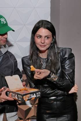 11 11 2025, Ruby O Fee nibbles nachos at the premiere of Das Leben Der Wünsche, UCI East Side Gallery, Berlin, Berlin