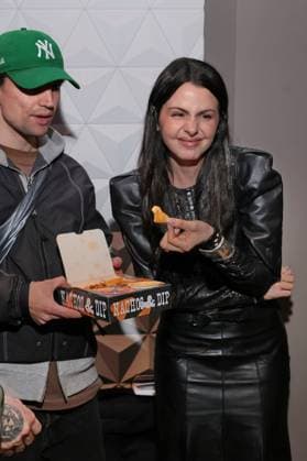 11 11 2025, Ruby O Fee nibbles nachos at the premiere of Das Leben Der Wünsche, UCI East Side Gallery, Berlin, Berlin