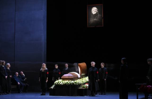 Russia Actor Simonov Death 9044755 12.11.2025 The coffin of Russia actor Vladimir Simonov, who died at the age of 68 on November 9, is seen on stage during a farewell ceremony before his funeral at the Vakhtangov Theatre in Moscow, Russia. Evgeny Biyatov Sputnik Moscow Russia  Copyright: xEvgenyxBiyatovx