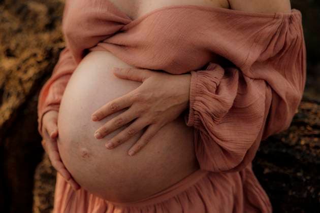 Close-up of pregnant woman holding her belly outdoors Amsterdam, North Holland, Netherlands R_RTBZ2511107A-1884737-01 ,model released, Symbolfoto