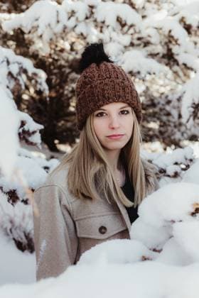 Snowy Senior Photoshoot With an Evergreen Backdrop Concordia, Kansas, United States R_ZMDZ251110-1884965-01 ,model released, Symbolfoto