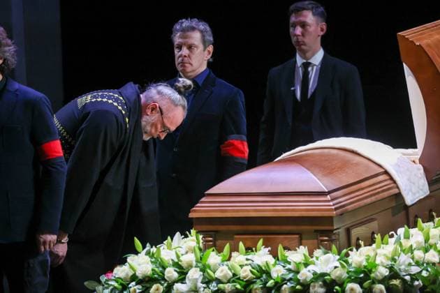 12.11.2025. Russia. Moscow. Director Yuri Grymov at the farewell ceremony for People s Artist of Russia Vladimir Simonov at the Evgeny Vakhtangov Theater. Alexey Belkin NEWS.ru BelkinxAlexey