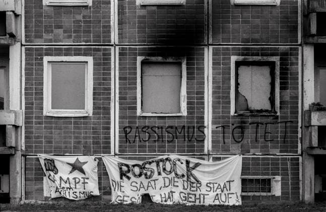 Demo Rostock-Lichtenhagen Deutschland, Rostock, 29.08.1992, Demo gegen rassistische Ausschreitungen in Rostock - Lichtenhagen, Plakat am Asylbewerberheim: Kampf dem Faschismus, Rostock, die Saat , die der Staat gesät hat geht auf..., Rassismus tötet, Â *** Demo Rostock Lichtenhagen Germany, Rostock, 29 08 1992, Demo against racist riots in Rostock Lichtenhagen, Placard at the asylum seekers home, Fight fascism, Rostock, the seed that the state has sown is growing, racism kills, Â