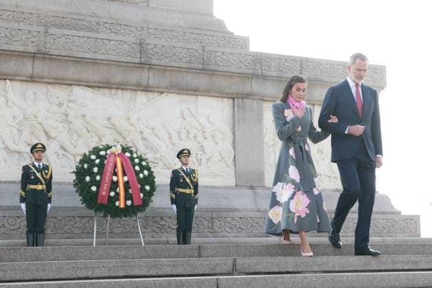 12-11-2025 Monument King Felipe and Queen Letizia stand in front of members of the honor guard during a wreath laying ceremony at the Monument to the Peoples Heroes, in Tiananmen Square, in Beijing, China. Â  Copyright: xPPEx