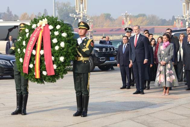 12-11-2025 Monument King Felipe and Queen Letizia stand in front of members of the honor guard during a wreath laying ceremony at the Monument to the Peoples Heroes, in Tiananmen Square, in Beijing, China. Â  Copyright: xPPEx
