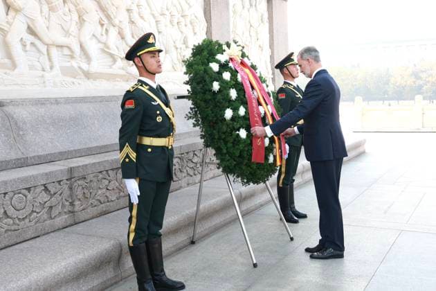 12-11-2025 Monument King Felipe and Queen Letizia stand in front of members of the honor guard during a wreath laying ceremony at the Monument to the Peoples Heroes, in Tiananmen Square, in Beijing, China. Â  Copyright: xPPEx