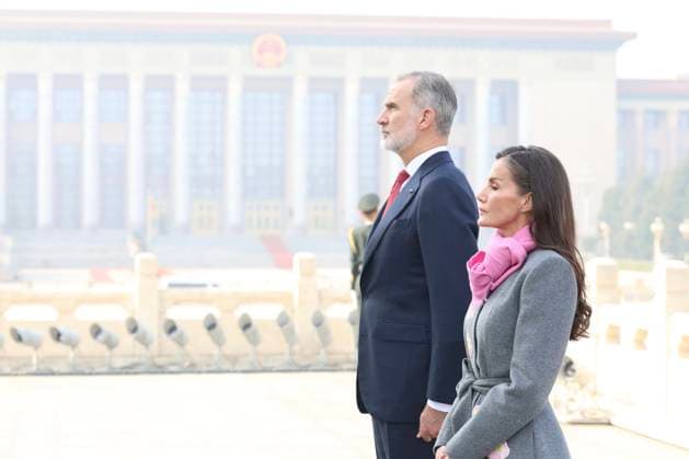 12-11-2025 Monument King Felipe and Queen Letizia stand in front of members of the honor guard during a wreath laying ceremony at the Monument to the Peoples Heroes, in Tiananmen Square, in Beijing, China. Â  Copyright: xPPEx