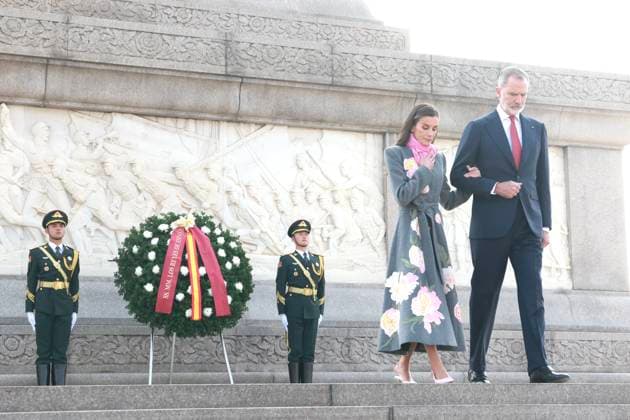 12-11-2025 Monument King Felipe and Queen Letizia stand in front of members of the honor guard during a wreath laying ceremony at the Monument to the Peoples Heroes, in Tiananmen Square, in Beijing, China. Â  Copyright: xPPEx