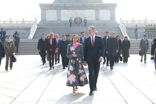 12-11-2025 Monument King Felipe and Queen Letizia stand in front of members of the honor guard during a wreath laying ceremony at the Monument to the Peoples Heroes, in Tiananmen Square, in Beijing, China. Â  Copyright: xPPEx
