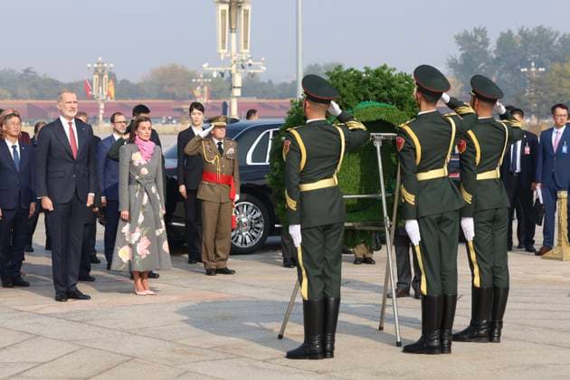 12-11-2025 Monument King Felipe and Queen Letizia stand in front of members of the honor guard during a wreath laying ceremony at the Monument to the Peoples Heroes, in Tiananmen Square, in Beijing, China. Â  Copyright: xPPEx